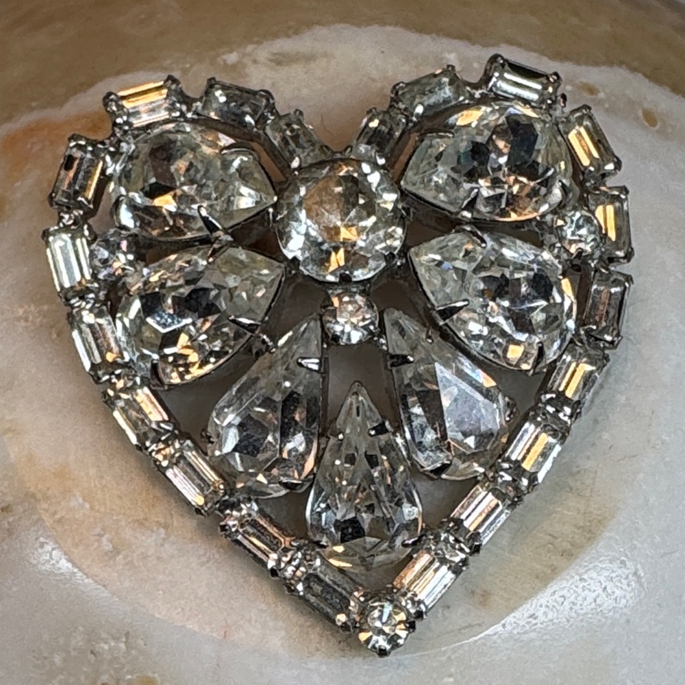 Albert Weiss vintage rhinestone-encrusted heart-shaped brooch. - Picture 8 of 12